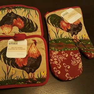 Brand New Kitchen Glove and Hot Pads